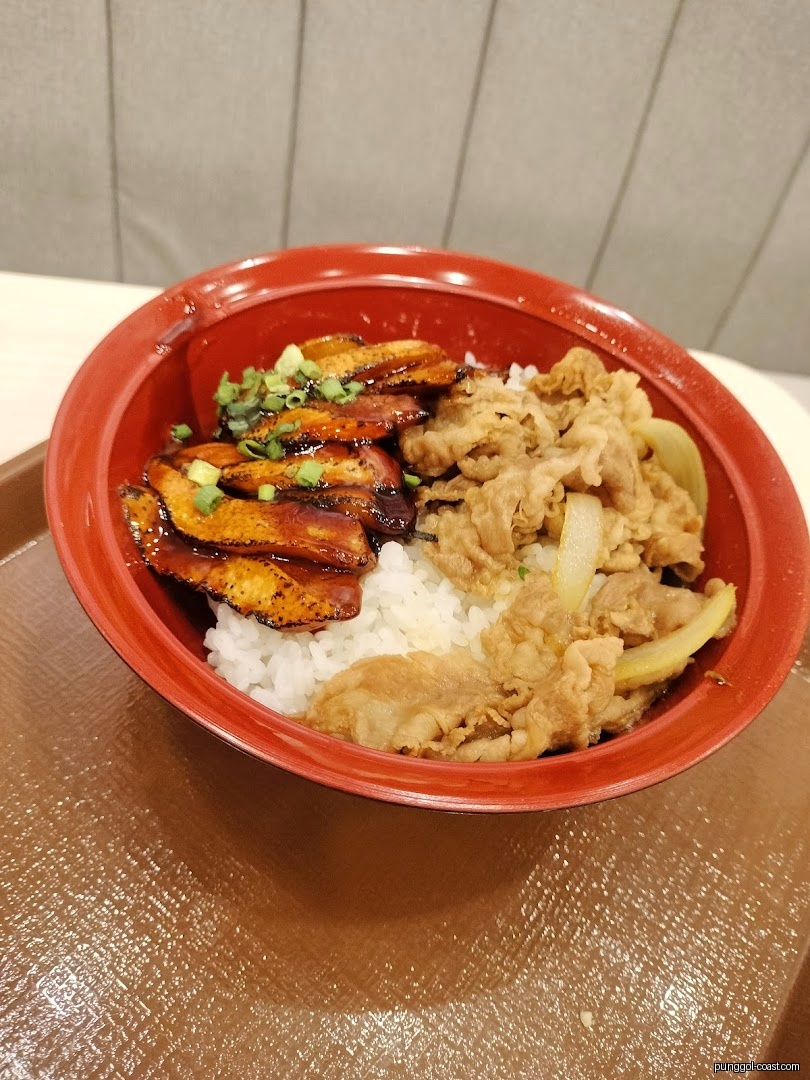 A red bowl of rice with beef and grilled meat, served on a tray.