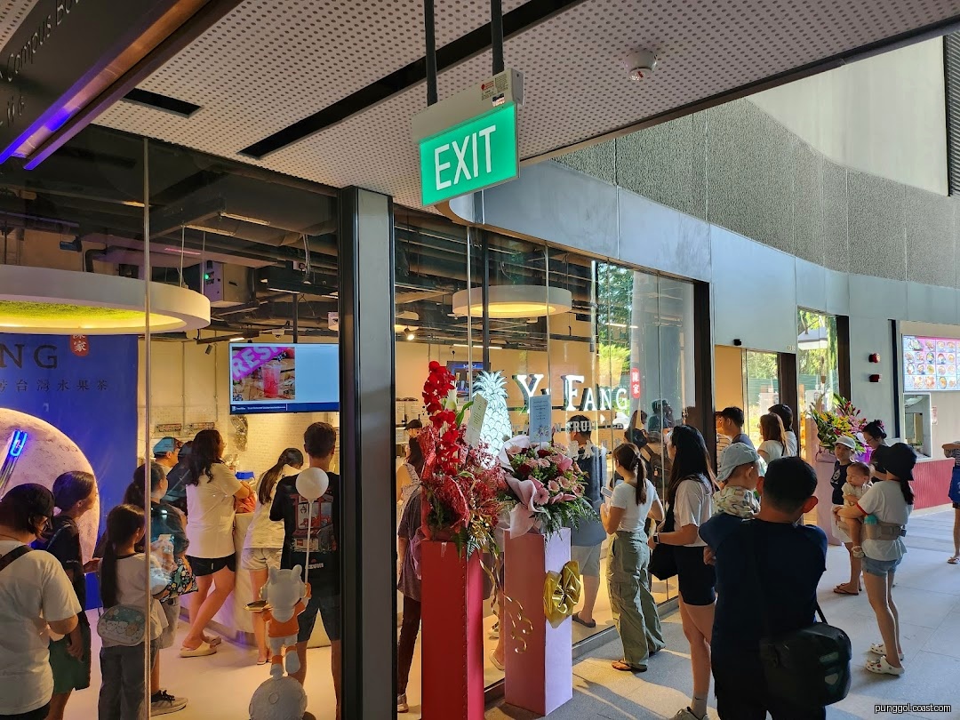 People gathered outside the Yi Fang Taiwan Fruit Tea shop entrance.